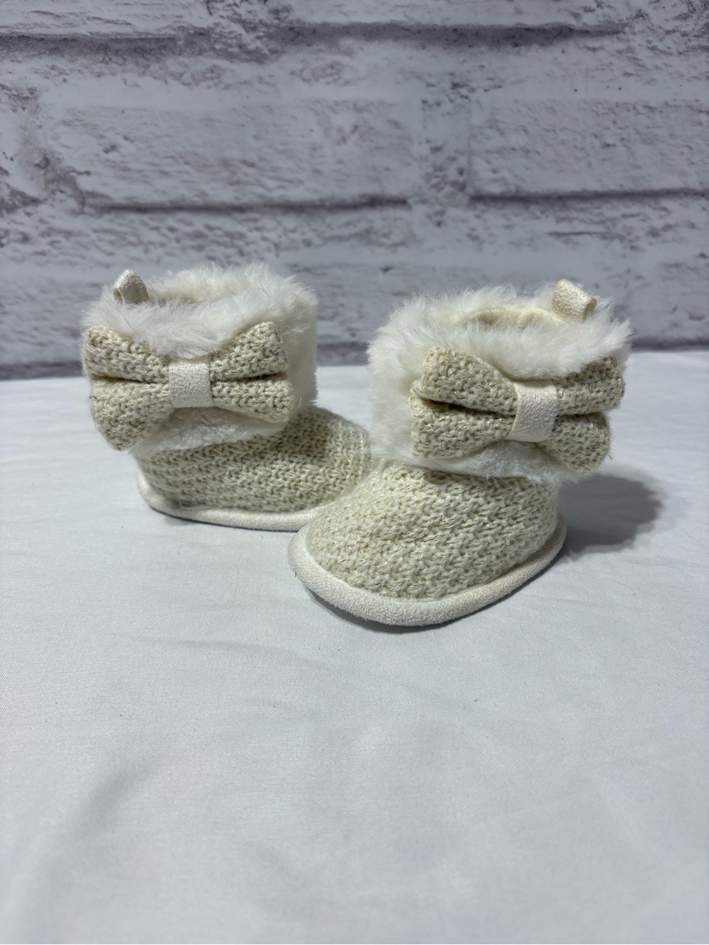 Cozy Cream Knit Baby Walker Booties with Faux Fur Bow